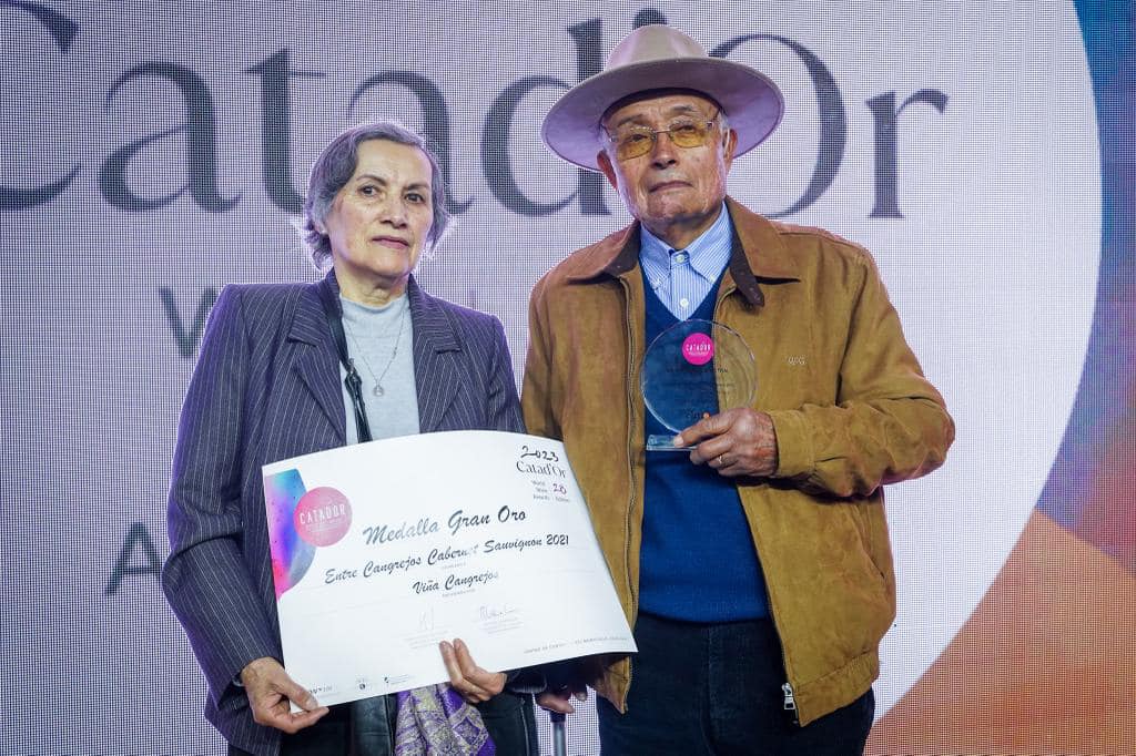 Iris Navarro, junto a su esposo Polo_ recibió elpremio al Mejor Vino Ancestral.